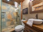 Stone Creek Lodge: Entry Level Shared Bathroom